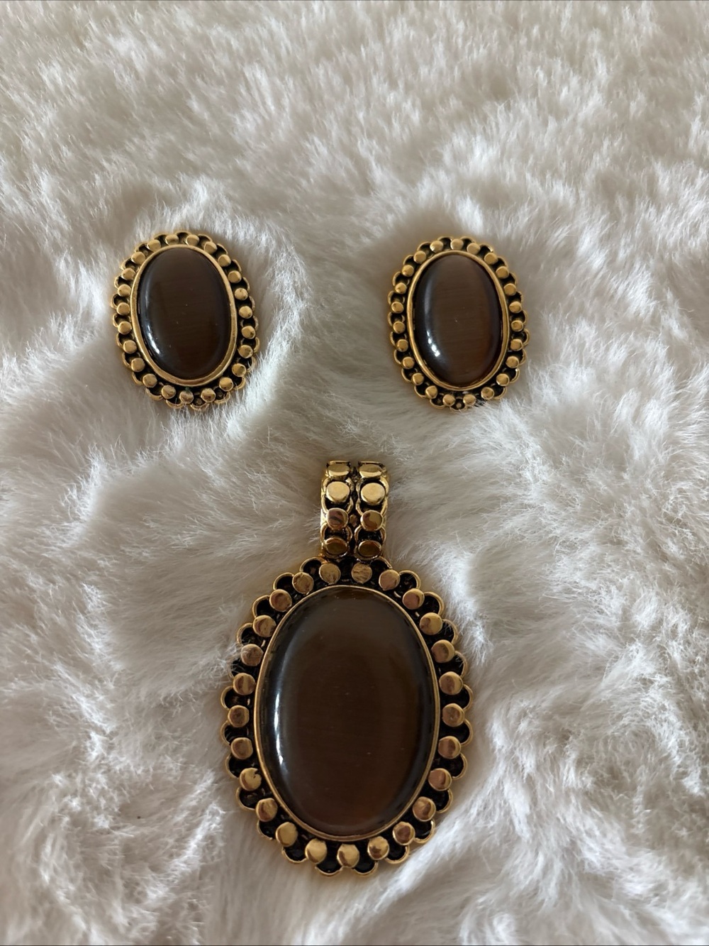 Vintage Gold-Tone Brown Oval Pendant & clip on Earring Set
